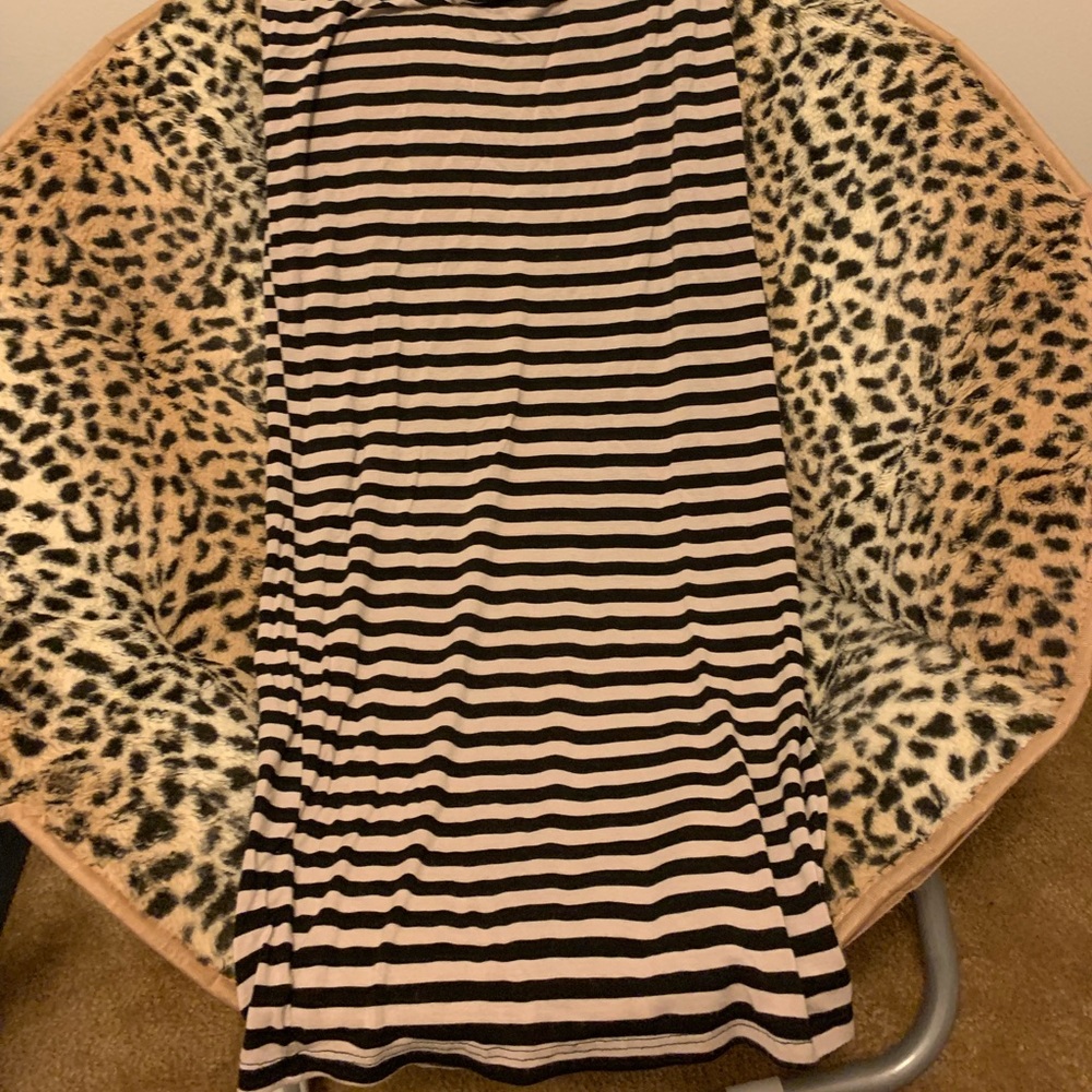 Size medium hugs your body SKIRT